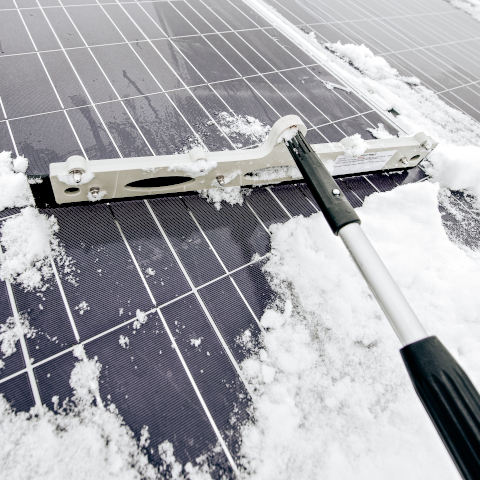 Photovoltaikanlage von Schnee befreien - Solarzellen
